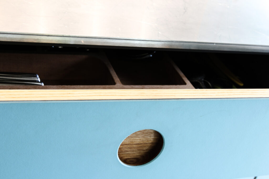 blau, geniales Küchendesign, individuelle Küchen, Edelstahlküchenarbeitsplatte, klare Linie, matt, Edelstahl, runde Griffmuscheln