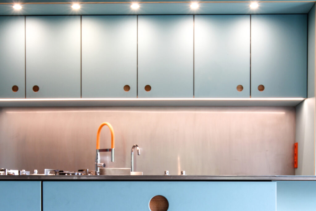 blau, geniales Küchendesign, individuelle Küchen, Edelstahlküchenarbeitsplatte, klare Linie, matt, Edelstahl, runde Griffmuscheln