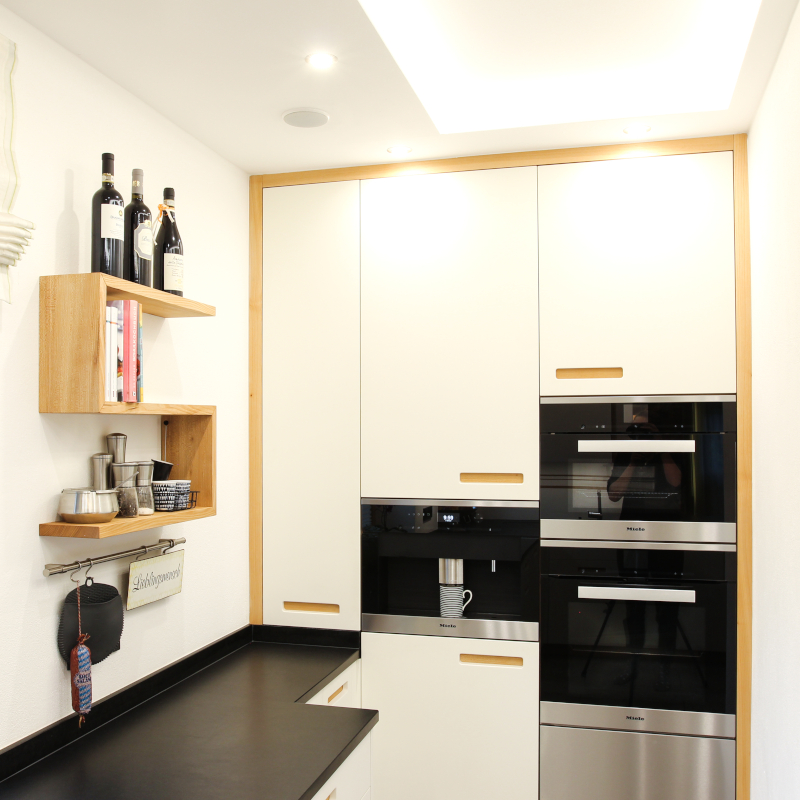 schwarzer Naturstein, Ulme, Küchenplatte, elegant, matt, klare Linie, modernes Küchendesign, weiß, griffmulden
