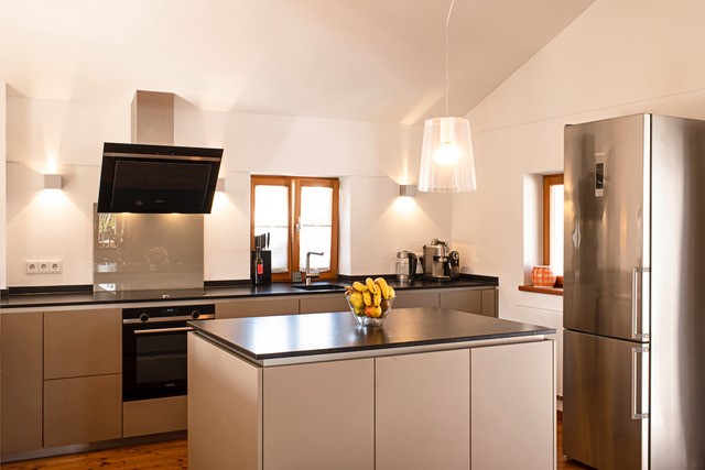 Küchendesign, individuelle Küchen, Kücheninsel, matt, grau, elegant, klare Linie, schwarze Natursteinplatte, edel, grifflos